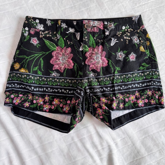 Old Navy Pants - Old Navy Floral Black Women's Everyday Shorts - Size 2